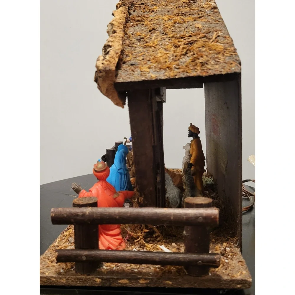 VTG Nativity Creche Stable w/Light Figures Made with Tree Bark Moss Italy Rustic
